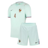 Stroje piłkarskie Francja Dayot Upamecano #4 Koszulka Wyjazdowej dla dzieci MŚ 2026 Krótki Rękaw (+ szorty)